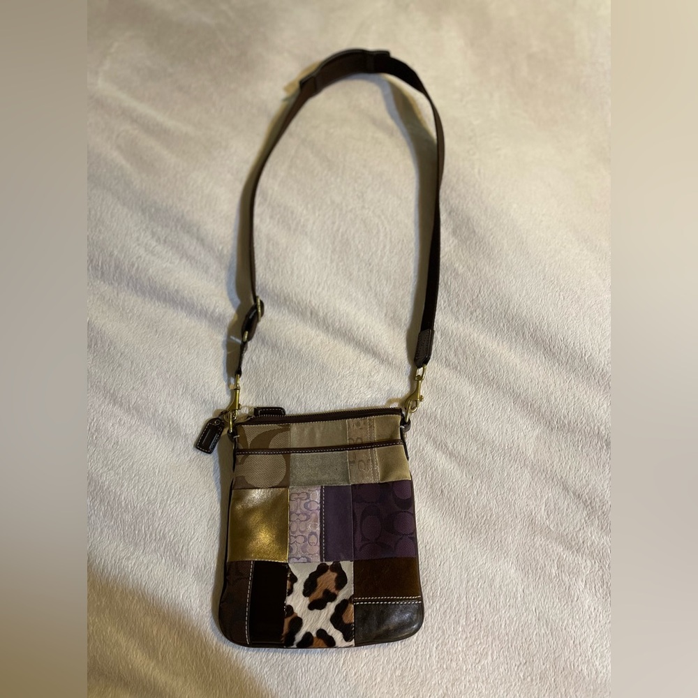 AUTHENTIC-VERY CLEAN Coach Leather Crossbody purse, Practically Brand New. V🥰